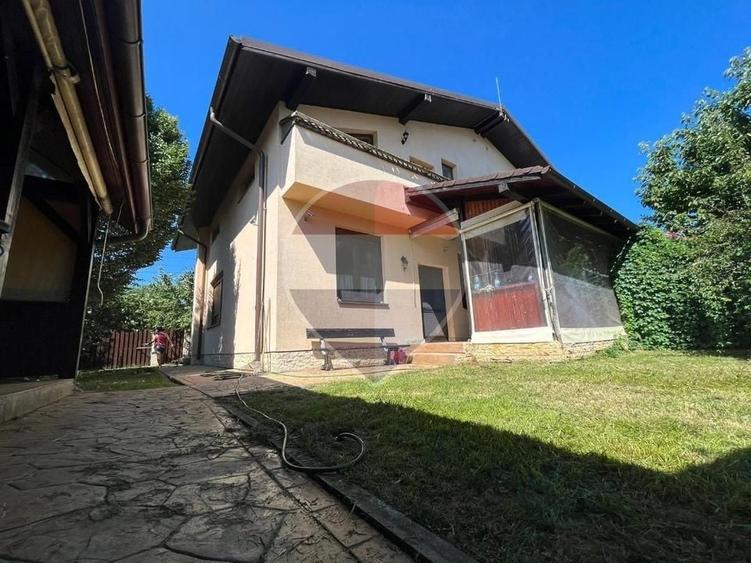 Casă cu 5 camere cu Teren 273 Mp în Butimanu