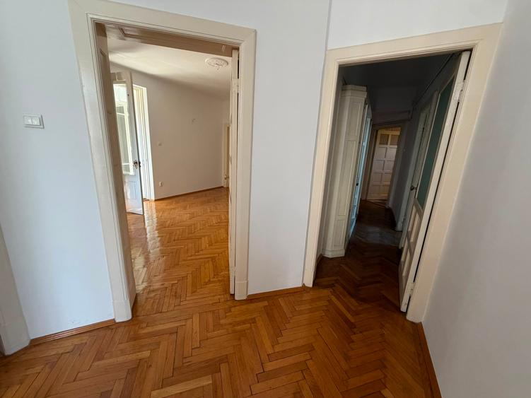 Apartament cu 4 camere semidecomandat în Universitate