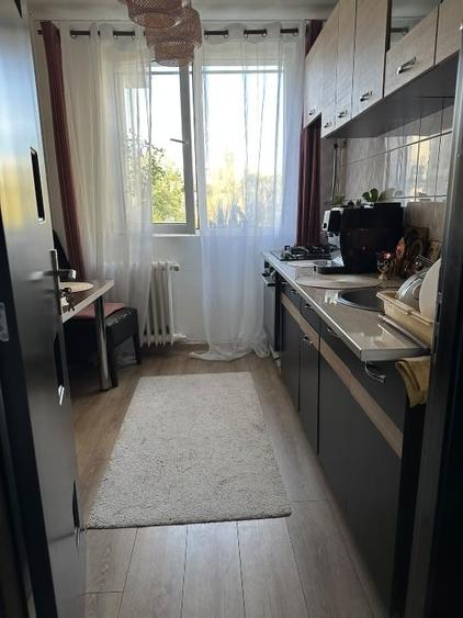 Apartament cu 3 camere semidecomandat, mobilat în Titan