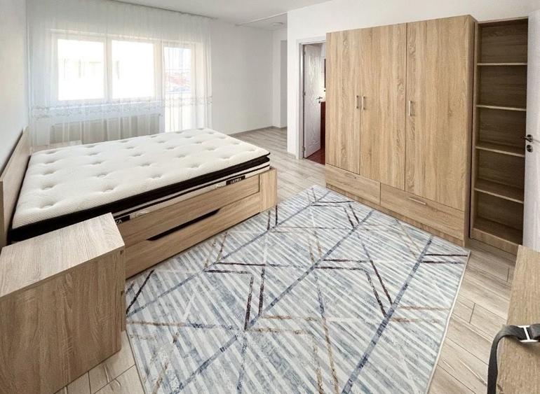Apartament cu 3 camere decomandat în Cățelu