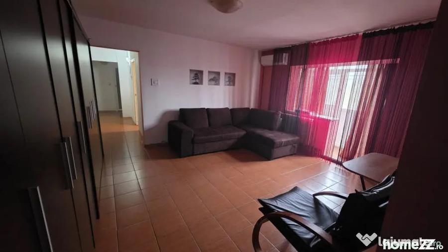 Apartament cu 3 camere semidecomandat în Central