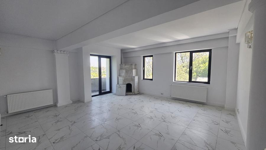 Casă cu Teren 2300 Mp în Sărărie