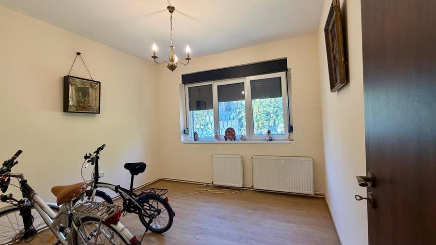 Apartament cu 3 camere semidecomandat în Primăverii