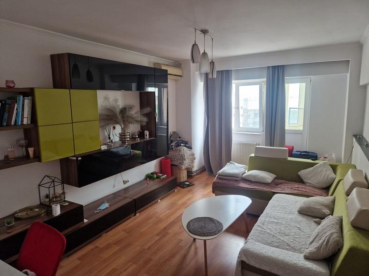 Apartament cu 2 camere semidecomandat în Intim