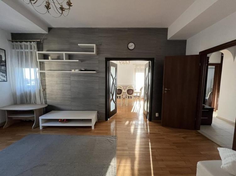 Apartament cu 4 camere circular, mobilat în Universitate