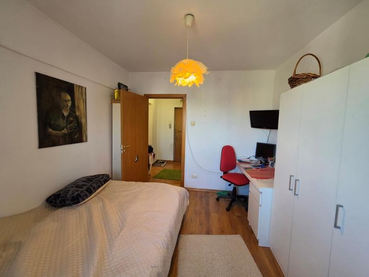 Apartament cu 3 camere semidecomandat în Iancului