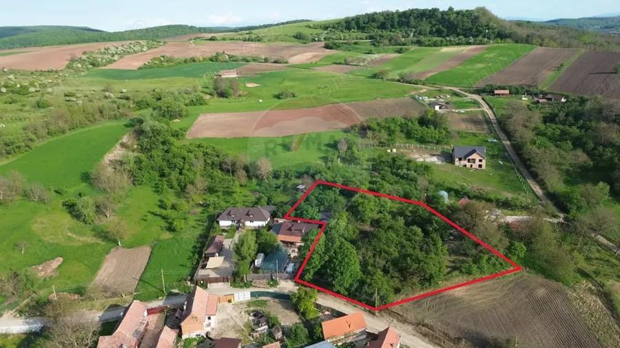 Teren de 3269 mp, în Slimnic