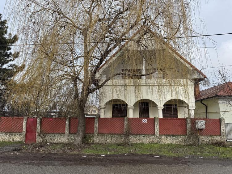 Casă individuală cu 8 camere cu Canalizare în Slătioara
