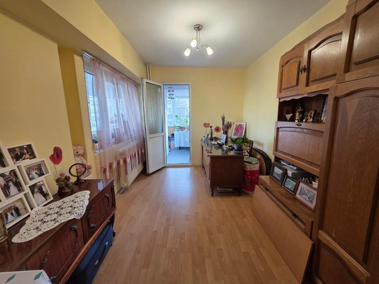 Apartament cu 4 camere semidecomandat în P-ța Gorjului