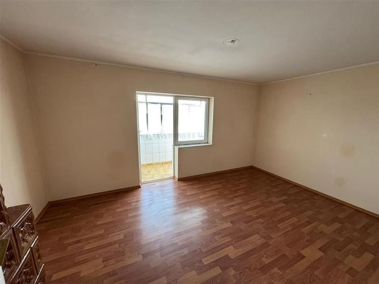 Apartament cu 3 camere decomandat în Câmpineanca