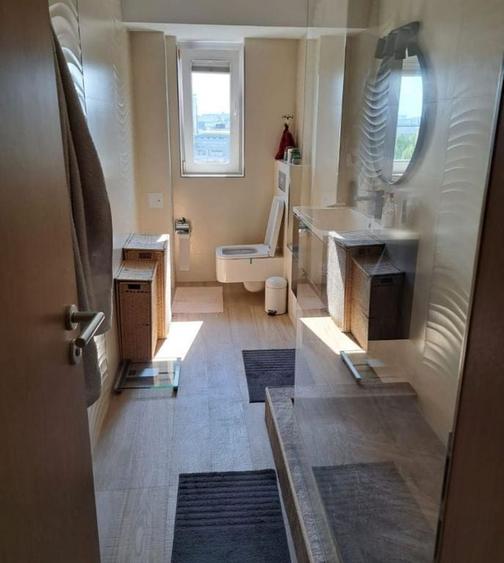Apartament cu 4 camere semidecomandat în Calea Victoriei