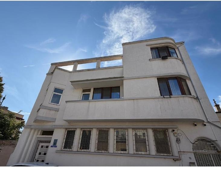 Apartament cu 5 camere decomandat în Peninsula