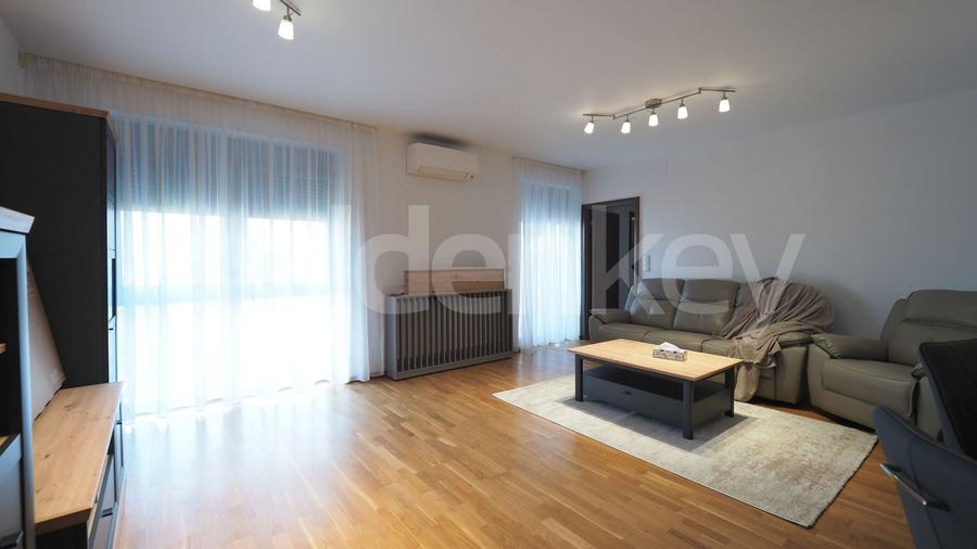 Apartament cu 4 camere semidecomandat în Băneasa