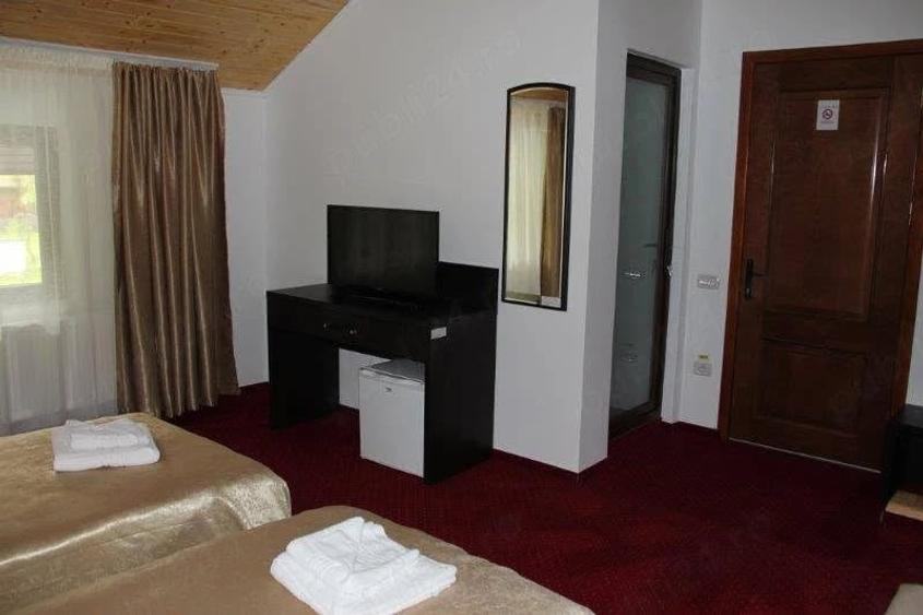 Casă cu 21 camere cu Teren 4050 Mp în Sătic