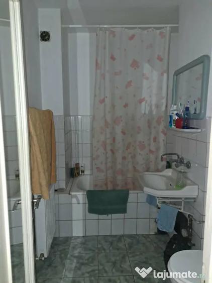 Apartament cu 4 camere decomandat în Coman