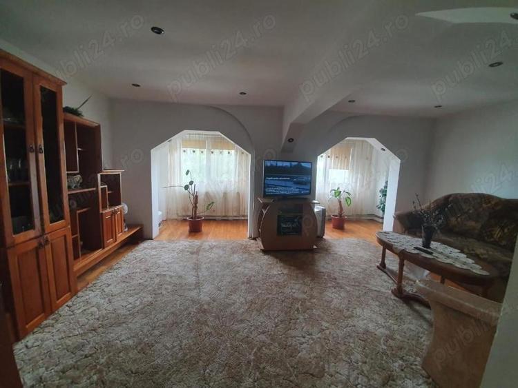 Apartament cu 3 camere decomandat în Oravița
