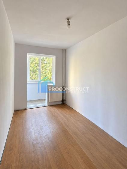 Apartament cu 3 camere semidecomandat, mobilat în Dacia