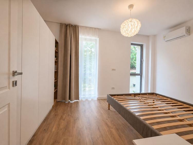 Apartament cu 4 camere în P-ța Universității