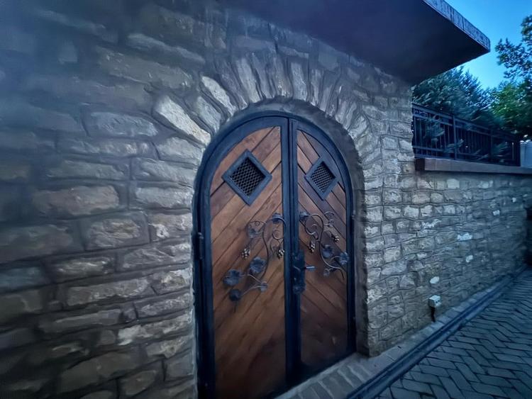 Casă individuală cu 7 camere cu Canalizare în Bucium