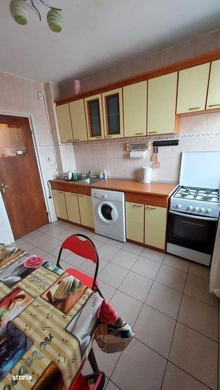 Apartament cu 3 camere semidecomandat, mobilat în Dristor