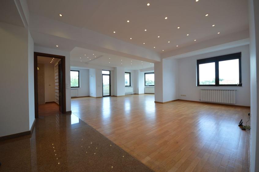 Apartament cu 4 camere decomandat în Kiseleff