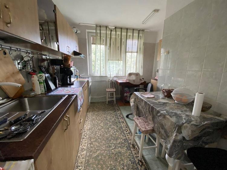 Apartament cu 3 camere semidecomandat, mobilat în Dristor