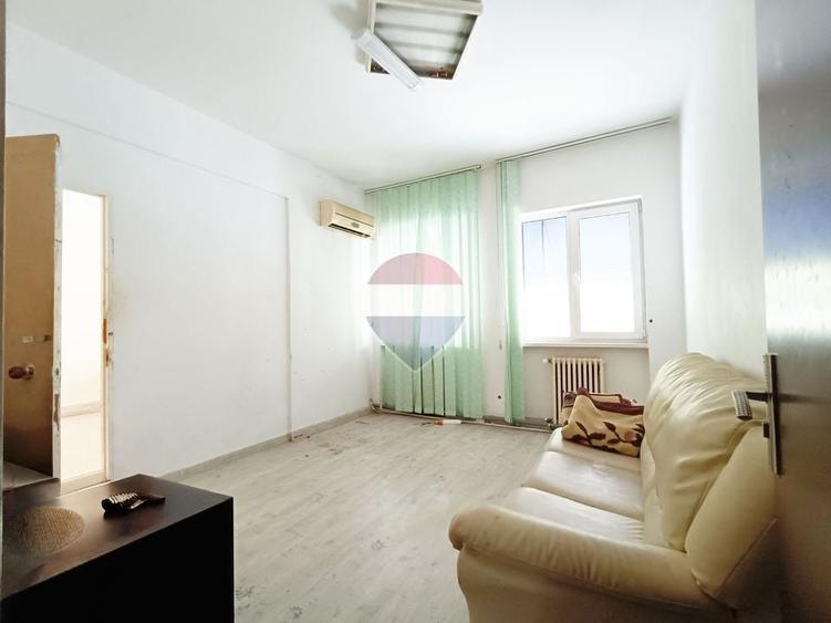 Apartament cu 5 camere semidecomandat în Magheru