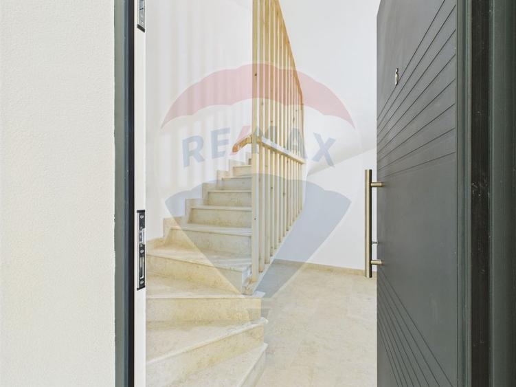 Apartament cu 4 camere semidecomandat în Tunari