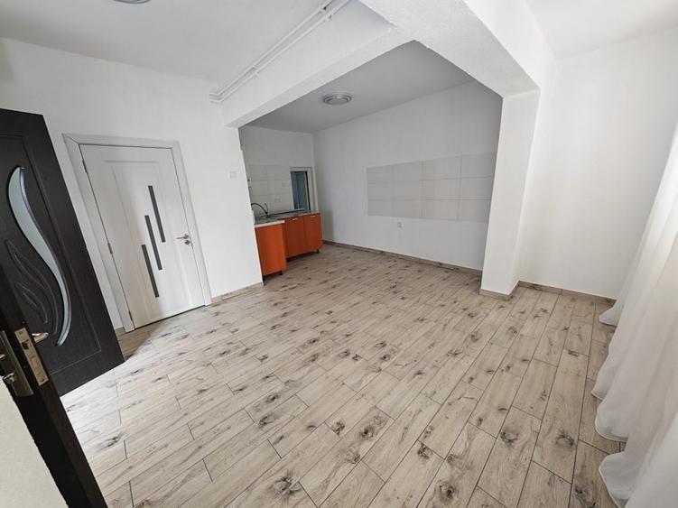 Casă cu 4 camere cu Teren 100 Mp în Central