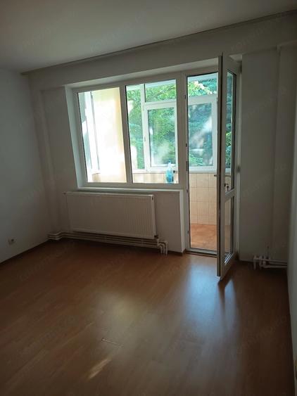 Apartament cu 3 camere semidecomandat în Micro 17