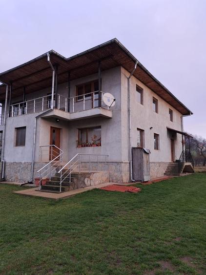 Casa spatioasa la vanzare 4000 mp teren, 400 mp construiti. - 3