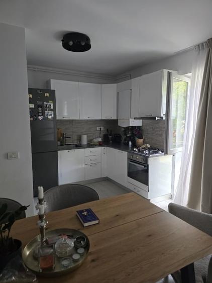 Apartament cu 3 camere decomandat, mobilat în Băneasa