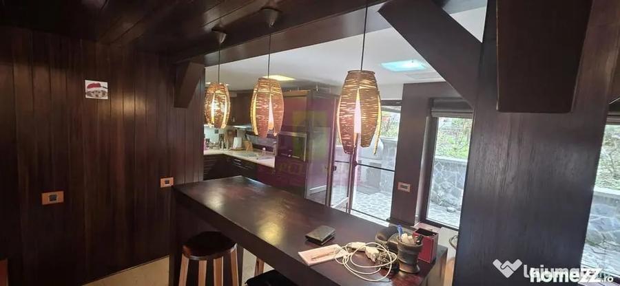 Casă cu 5 camere cu Teren 680 Mp în Central