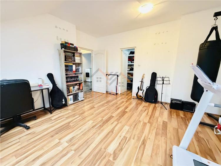 Apartament cu 3 camere decomandat în Paleu