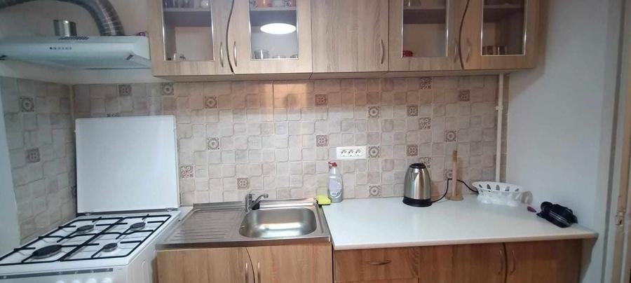 Apartament cu 3 camere semidecomandat în Berceni