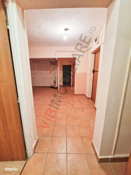 Apartament cu 4 camere semidecomandat în Văcăresti