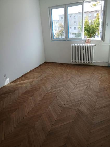 Apartament cu 3 camere semidecomandat în Valea Rosie