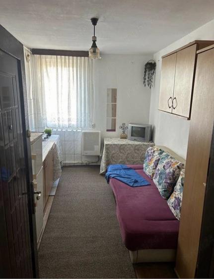 Garsonieră decomandată în Vest