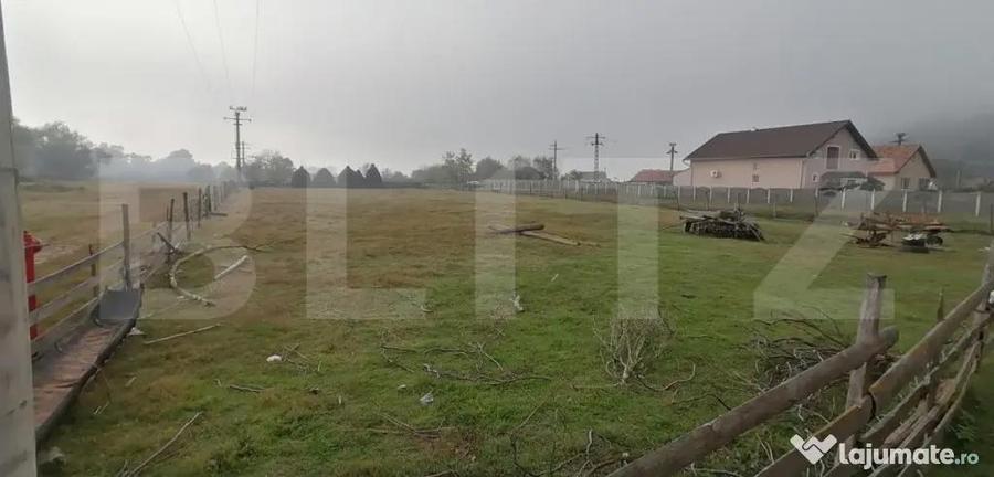 Teren intravilan 3300 mp apa, curent, posibilitate parcelare - 1