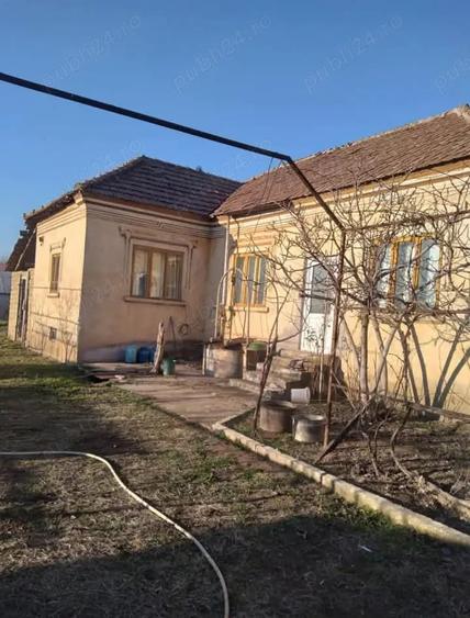 Casă cu 5 camere cu Teren 2500 Mp în Ciupercenii Noi