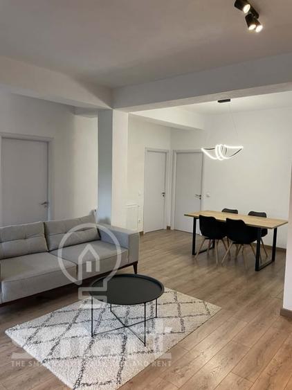 Apartament cu 3 camere semidecomandat, mobilat în Gruia