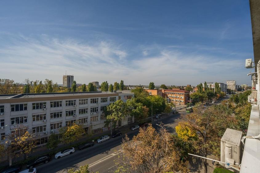 Apartament cu 2 camere semidecomandat, mobilat în 1 Mai