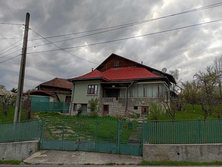 Casă cu 3 camere decomandat în Provița de Jos