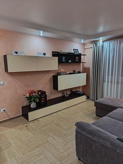 Apartament cu 3 camere semidecomandat în Sud