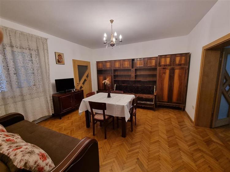 Apartament cu 3 camere semidecomandat, mobilat în Florilor