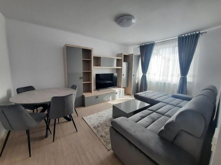 Apartament cu 3 camere decomandat în Mărăței