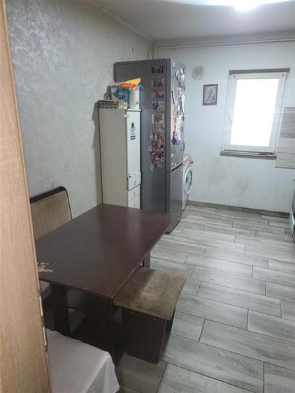 Apartament cu 4 camere decomandat, mobilat în Nicolina