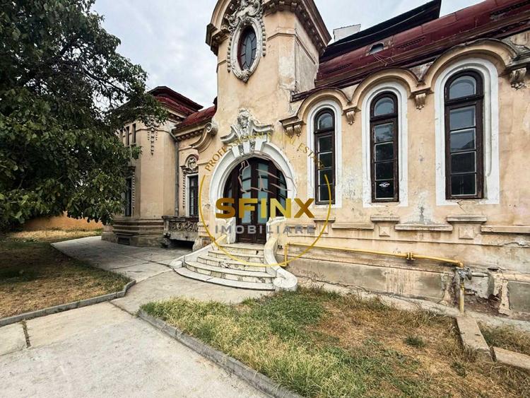 Casă individuală cu 9 camere cu Teren 707 Mp în P-ța Romană