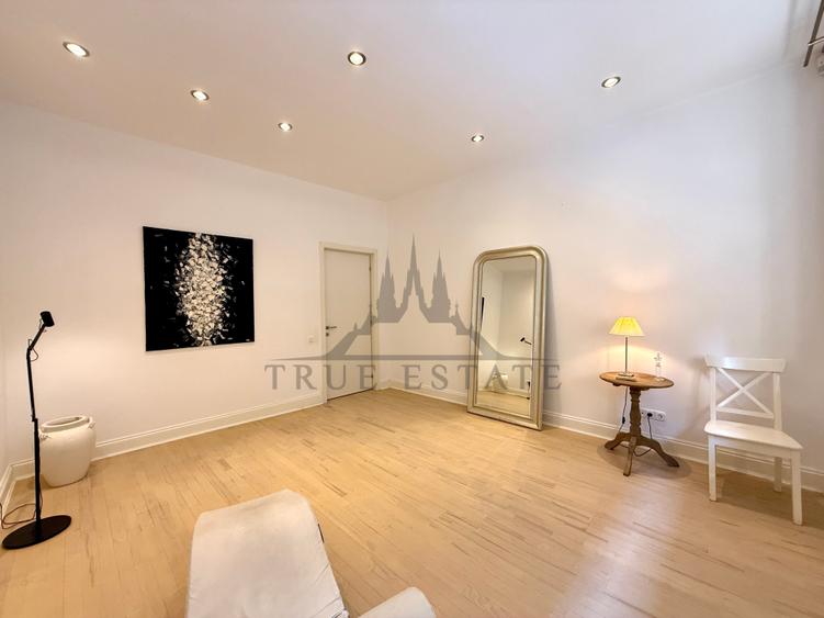Apartament cu 7 camere decomandat, mobilat în Capitale