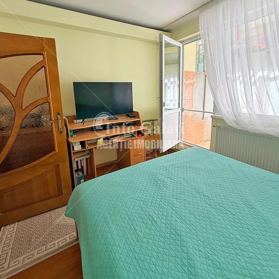 Apartament cu 4 camere semidecomandat în Micro 16